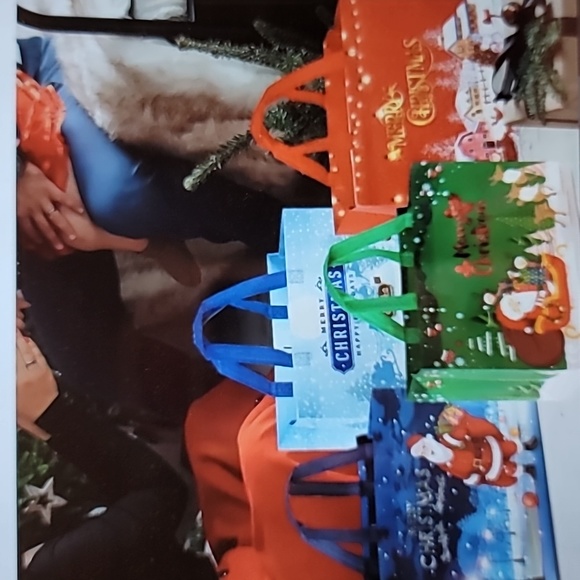 Pack of 8 Christmas Gift Bags - Picture 4 of 6